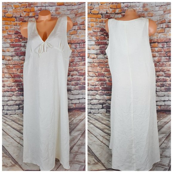 American Vintage Other - Jaclyn Smith Plus Sz 1X Long Nightgown Creme Sleeveless Floral Embossed
